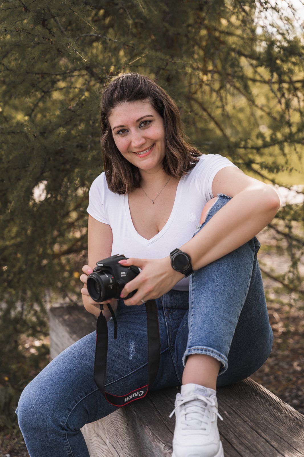 Hochzeitsfotografin Augsburg – Jasmin Piehler mit Kamera lacht in die Kamera