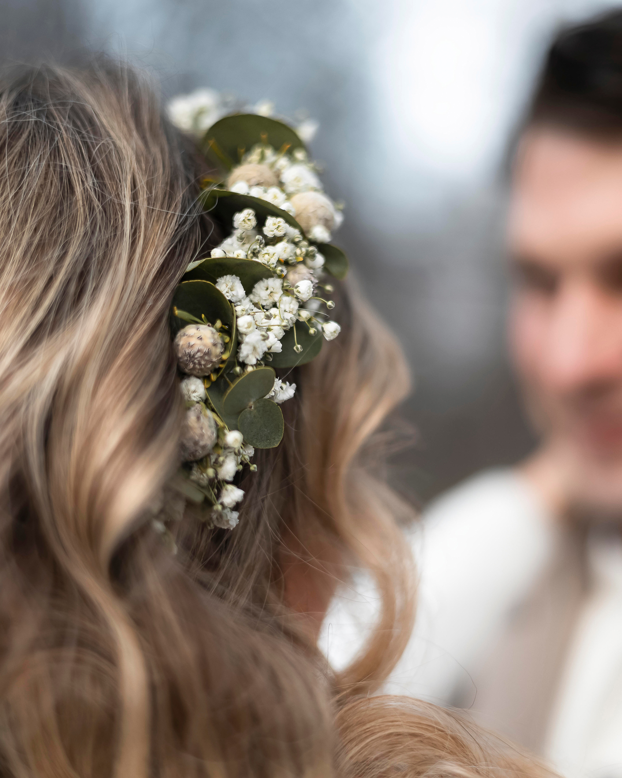 Blumenschmuck Haare Braut Detail blonde Locken