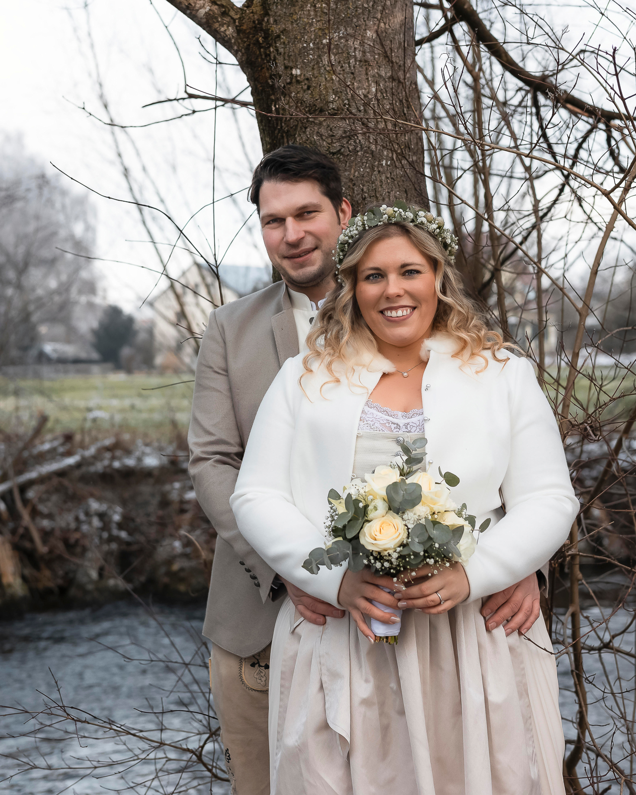Brautpaar am Baum neben Bach Winterhochzeit natürlich - Mering bei Augsburg